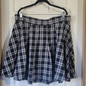 Black and White Plaid Pleated Skirt